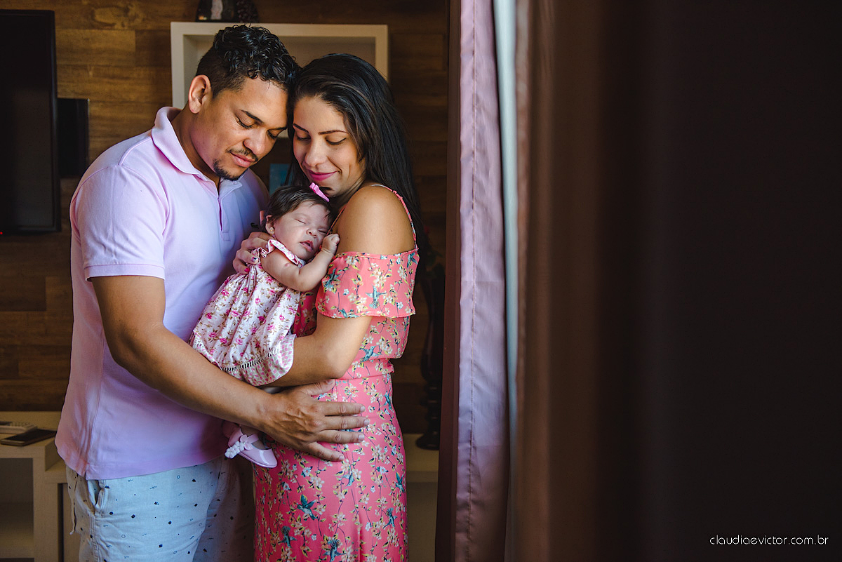 Lindo ensaio com bebê newborn no estilo lifestyle com neném fofa e linda feito por fotógrafos de casamento de vila velha fotógrafos de casamento de vitória fotógrafos de casamento de serra espirito santo ES