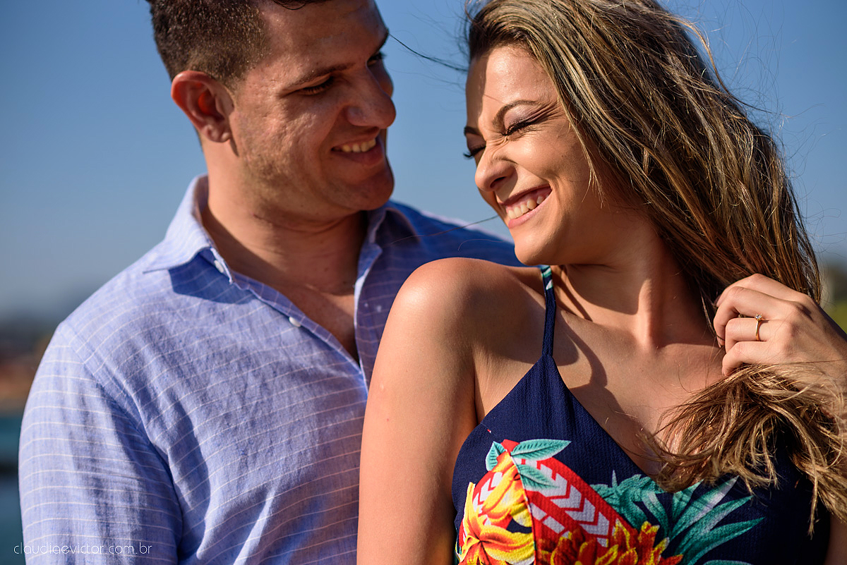 Lindo ensaio de casal em Guarapari Meaípe e Praia dos Padres feito por fotógrafos de casamento de vila velha fotógrafos de casamento de vitória fotógrafos de casamento de serra Espirito santo ES com noivo noiva e por do sol na praia