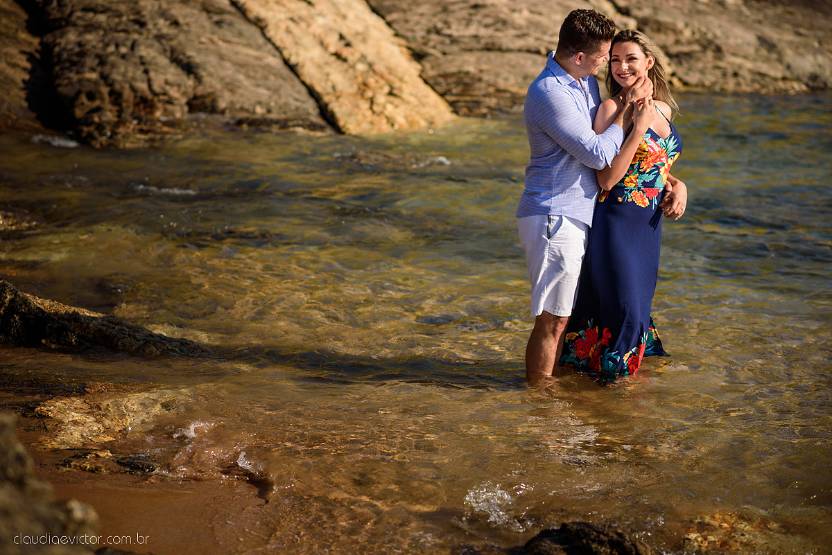Lindo ensaio de casal em Guarapari Meaípe e Praia dos Padres feito por fotógrafos de casamento de vila velha fotógrafos de casamento de vitória fotógrafos de casamento de serra Espirito santo ES com noivo noiva e por do sol na praia