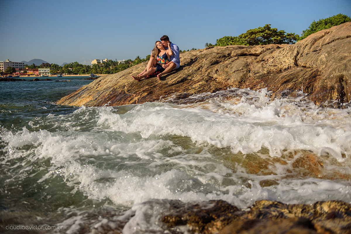 Lindo ensaio de casal em Guarapari Meaípe e Praia dos Padres feito por fotógrafos de casamento de vila velha fotógrafos de casamento de vitória fotógrafos de casamento de serra Espirito santo ES com noivo noiva e por do sol na praia