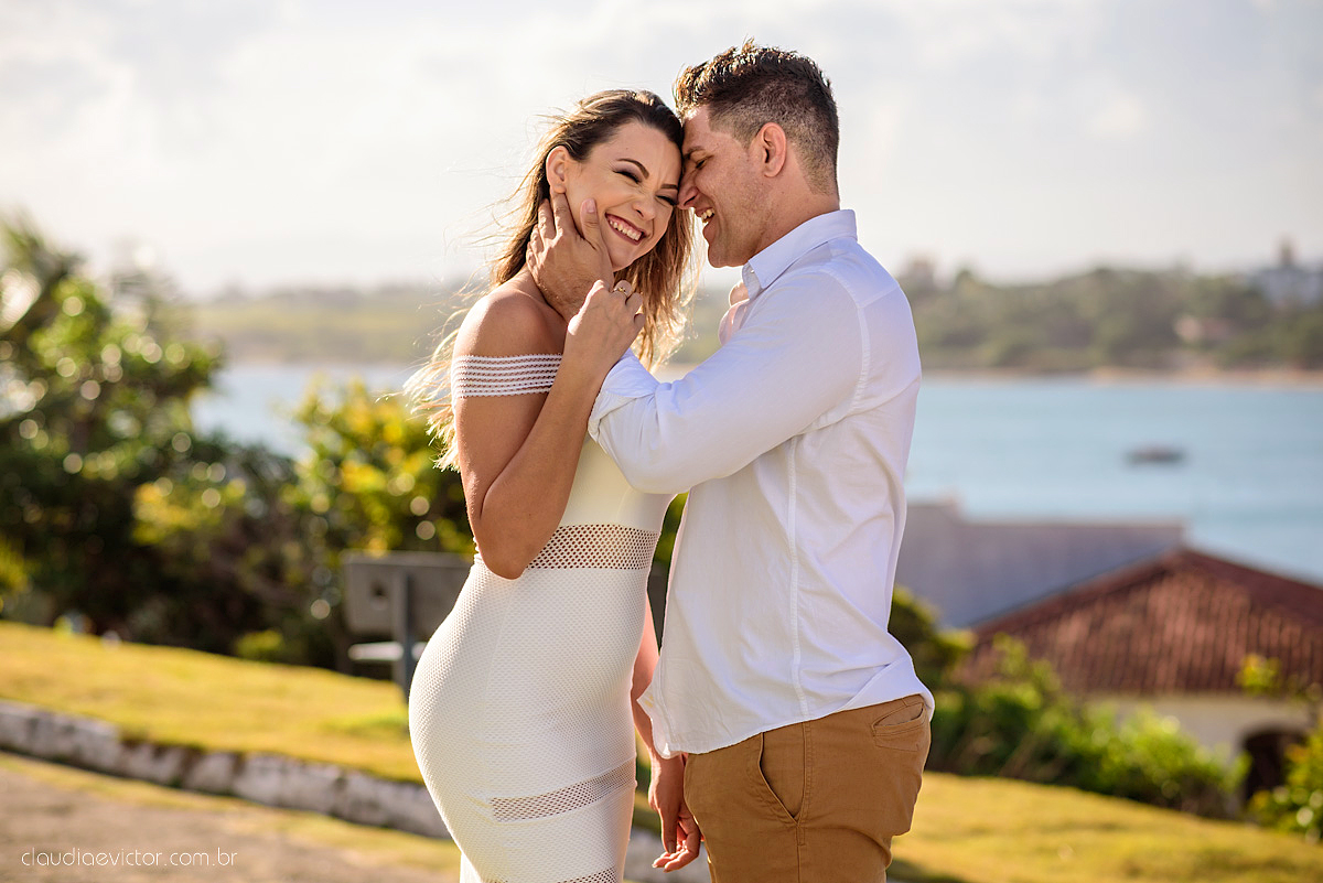 Lindo ensaio de casal em Guarapari Meaípe e Praia dos Padres feito por fotógrafos de casamento de vila velha fotógrafos de casamento de vitória fotógrafos de casamento de serra Espirito santo ES com noivo noiva e por do sol na praia