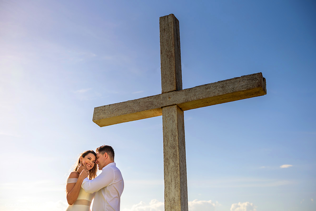 Lindo ensaio de casal em Guarapari Meaípe e Praia dos Padres feito por fotógrafos de casamento de vila velha fotógrafos de casamento de vitória fotógrafos de casamento de serra Espirito santo ES com noivo noiva e por do sol na praia