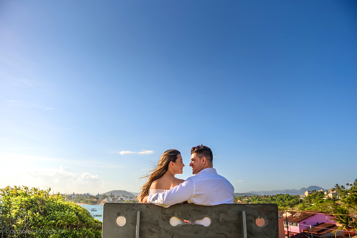 Lindo ensaio de casal em Guarapari Meaípe e Praia dos Padres feito por fotógrafos de casamento de vila velha fotógrafos de casamento de vitória fotógrafos de casamento de serra Espirito santo ES com noivo noiva e por do sol na praia