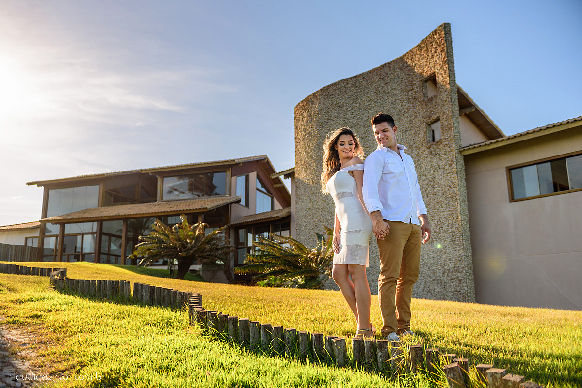 Lindo ensaio de casal em Guarapari Meaípe e Praia dos Padres feito por fotógrafos de casamento de vila velha fotógrafos de casamento de vitória fotógrafos de casamento de serra Espirito santo ES com noivo noiva e por do sol na praia