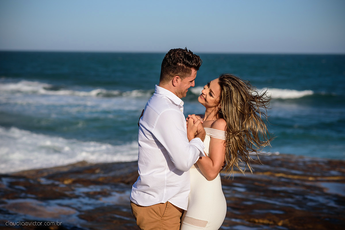 Lindo ensaio de casal em Guarapari Meaípe e Praia dos Padres feito por fotógrafos de casamento de vila velha fotógrafos de casamento de vitória fotógrafos de casamento de serra Espirito santo ES com noivo noiva e por do sol na praia