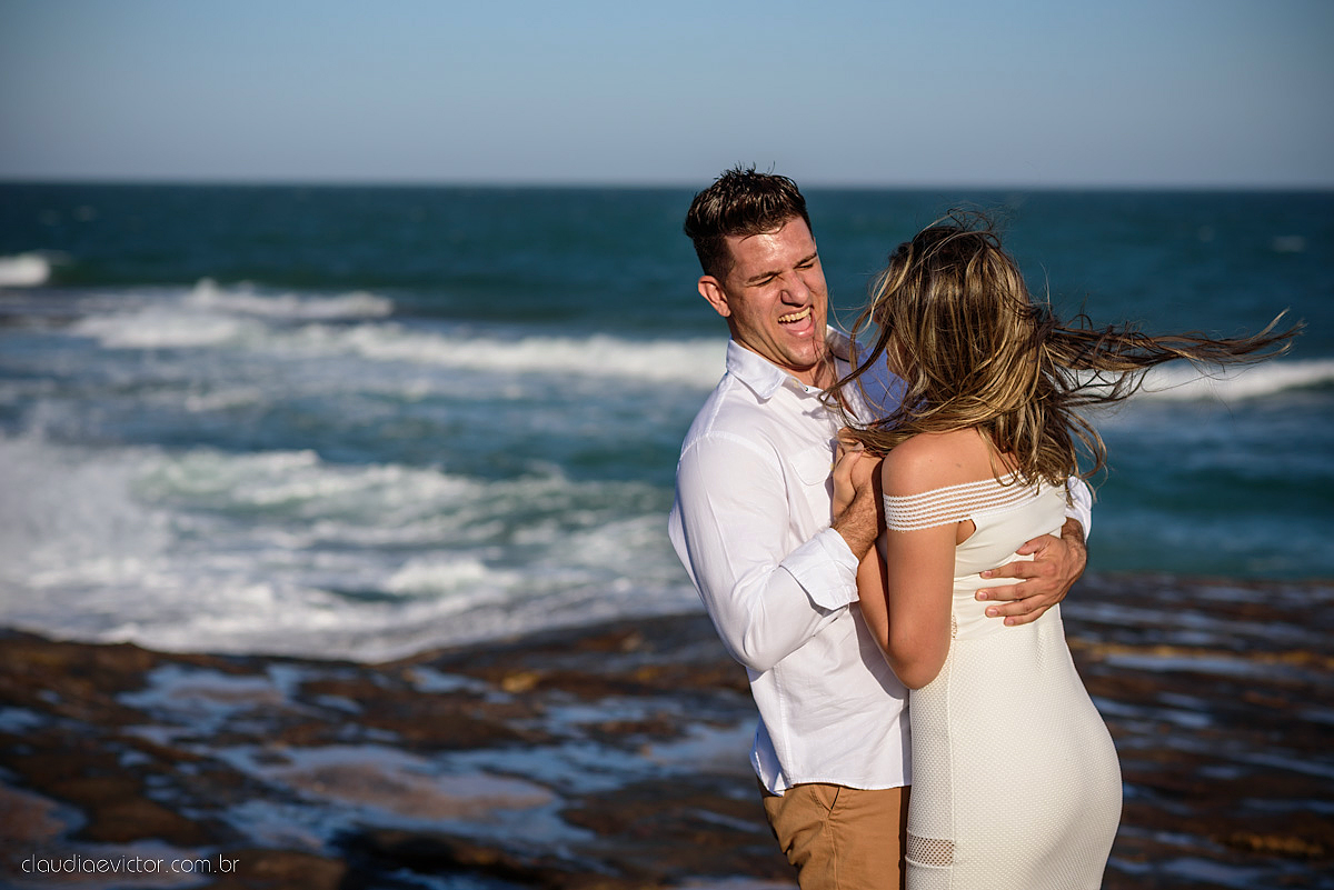 Lindo ensaio de casal em Guarapari Meaípe e Praia dos Padres feito por fotógrafos de casamento de vila velha fotógrafos de casamento de vitória fotógrafos de casamento de serra Espirito santo ES com noivo noiva e por do sol na praia