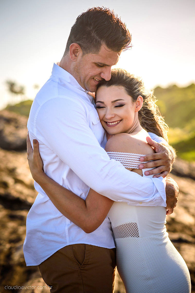 Lindo ensaio de casal em Guarapari Meaípe e Praia dos Padres feito por fotógrafos de casamento de vila velha fotógrafos de casamento de vitória fotógrafos de casamento de serra Espirito santo ES com noivo noiva e por do sol na praia