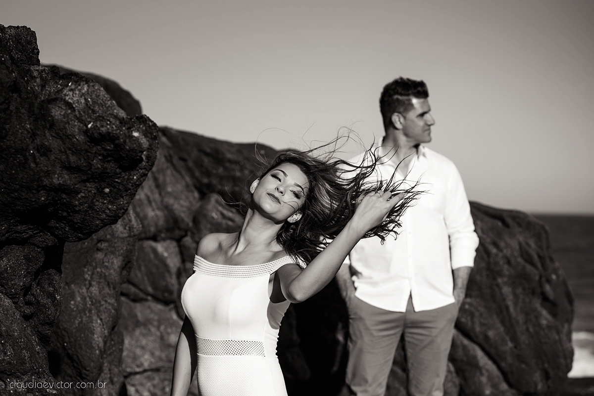 Lindo ensaio de casal em Guarapari Meaípe e Praia dos Padres feito por fotógrafos de casamento de vila velha fotógrafos de casamento de vitória fotógrafos de casamento de serra Espirito santo ES com noivo noiva e por do sol na praia