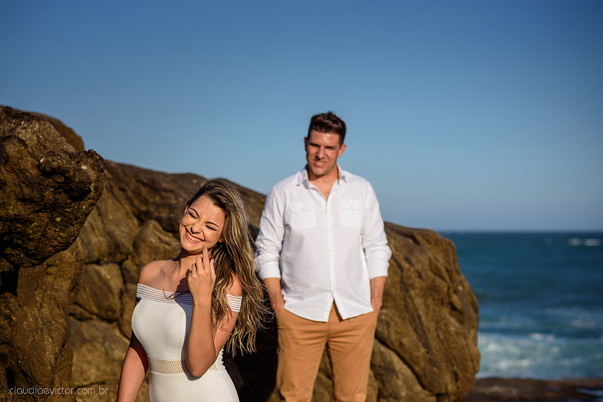 Lindo ensaio de casal em Guarapari Meaípe e Praia dos Padres feito por fotógrafos de casamento de vila velha fotógrafos de casamento de vitória fotógrafos de casamento de serra Espirito santo ES com noivo noiva e por do sol na praia