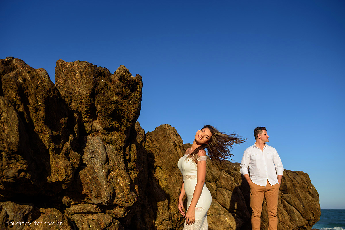 Lindo ensaio de casal em Guarapari Meaípe e Praia dos Padres feito por fotógrafos de casamento de vila velha fotógrafos de casamento de vitória fotógrafos de casamento de serra Espirito santo ES com noivo noiva e por do sol na praia