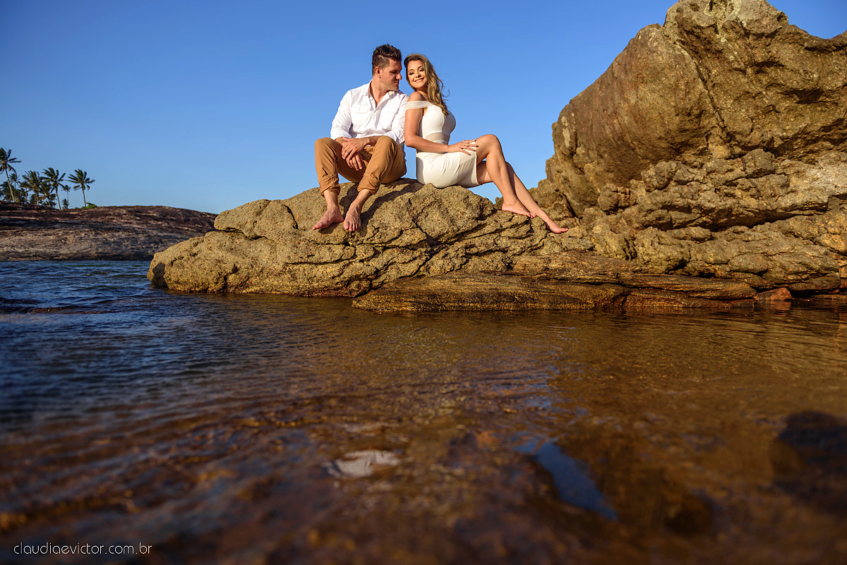 Lindo ensaio de casal em Guarapari Meaípe e Praia dos Padres feito por fotógrafos de casamento de vila velha fotógrafos de casamento de vitória fotógrafos de casamento de serra Espirito santo ES com noivo noiva e por do sol na praia