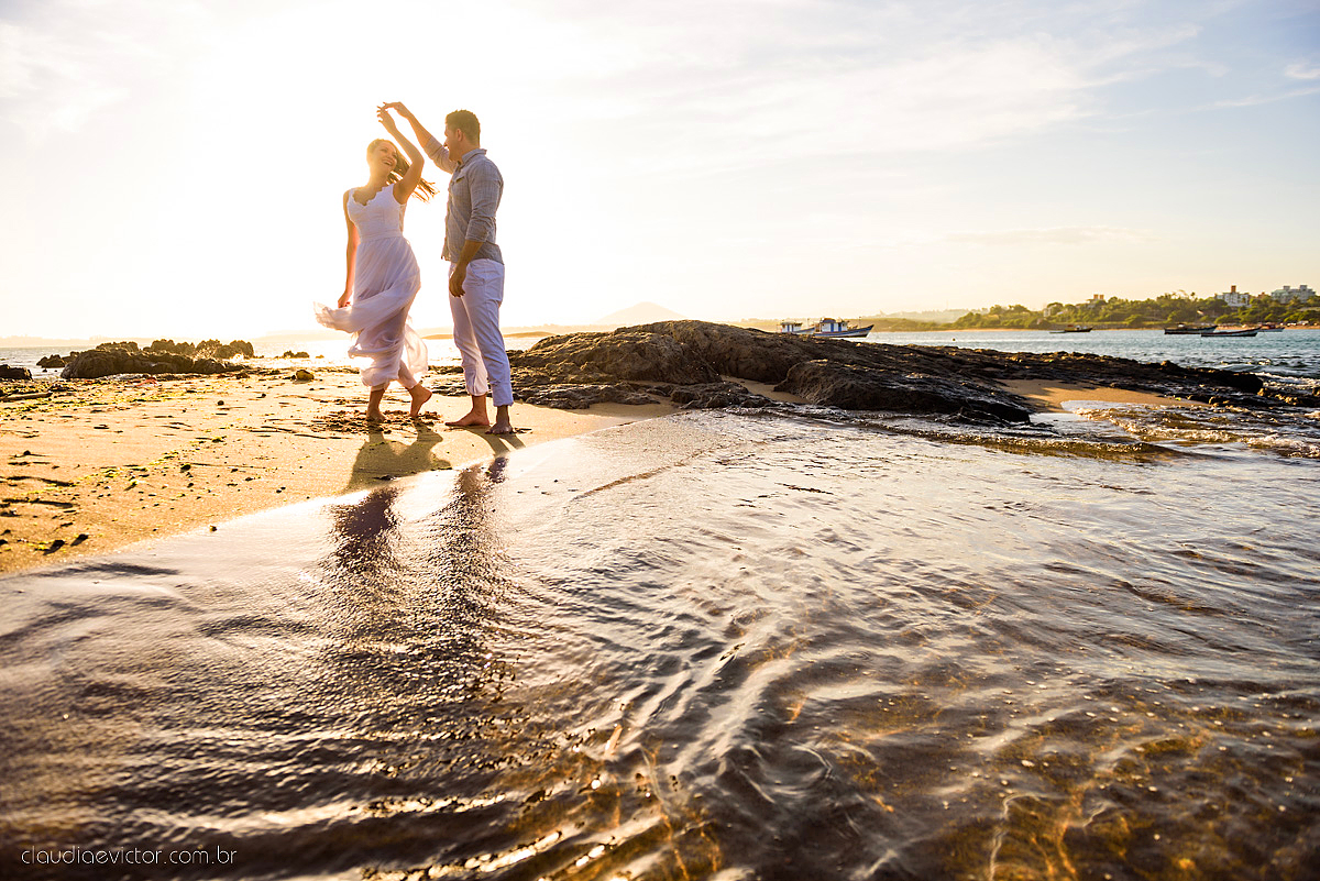 Lindo ensaio de casal em Guarapari Meaípe e Praia dos Padres feito por fotógrafos de casamento de vila velha fotógrafos de casamento de vitória fotógrafos de casamento de serra Espirito santo ES com noivo noiva e por do sol na praia