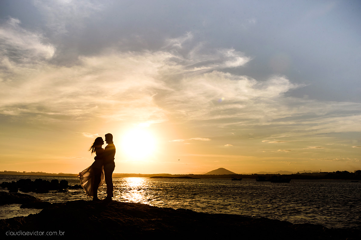 Lindo ensaio de casal em Guarapari Meaípe e Praia dos Padres feito por fotógrafos de casamento de vila velha fotógrafos de casamento de vitória fotógrafos de casamento de serra Espirito santo ES com noivo noiva e por do sol na praia