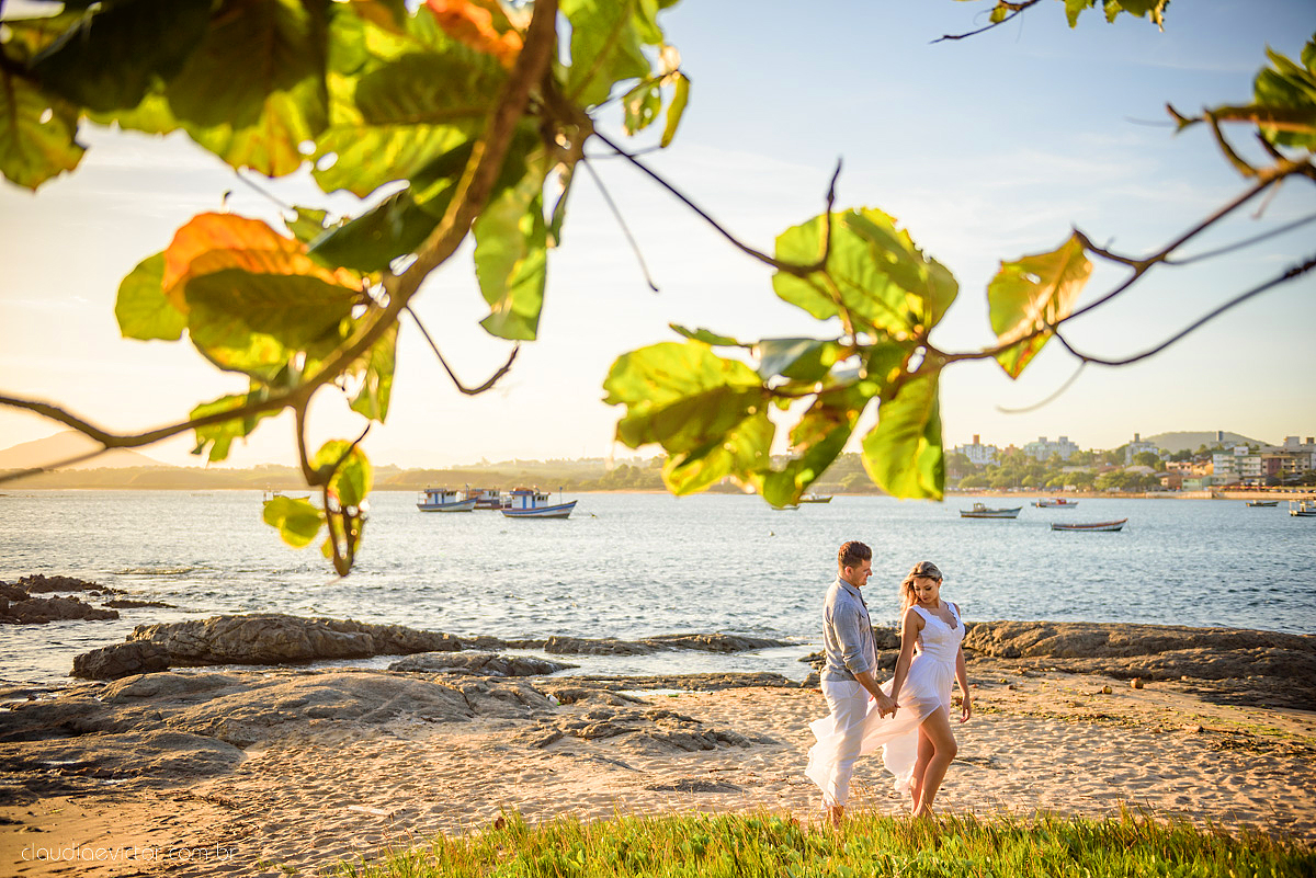 Lindo ensaio de casal em Guarapari Meaípe e Praia dos Padres feito por fotógrafos de casamento de vila velha fotógrafos de casamento de vitória fotógrafos de casamento de serra Espirito santo ES com noivo noiva e por do sol na praia
