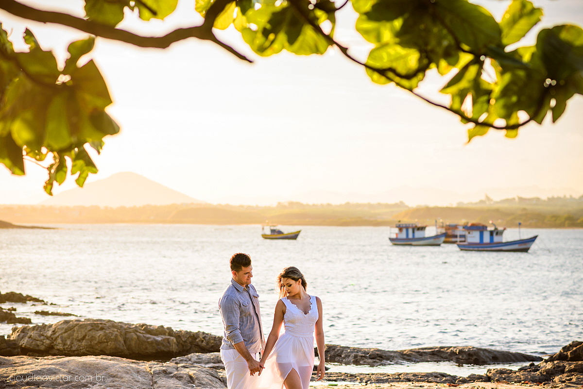 Lindo ensaio de casal em Guarapari Meaípe e Praia dos Padres feito por fotógrafos de casamento de vila velha fotógrafos de casamento de vitória fotógrafos de casamento de serra Espirito santo ES com noivo noiva e por do sol na praia