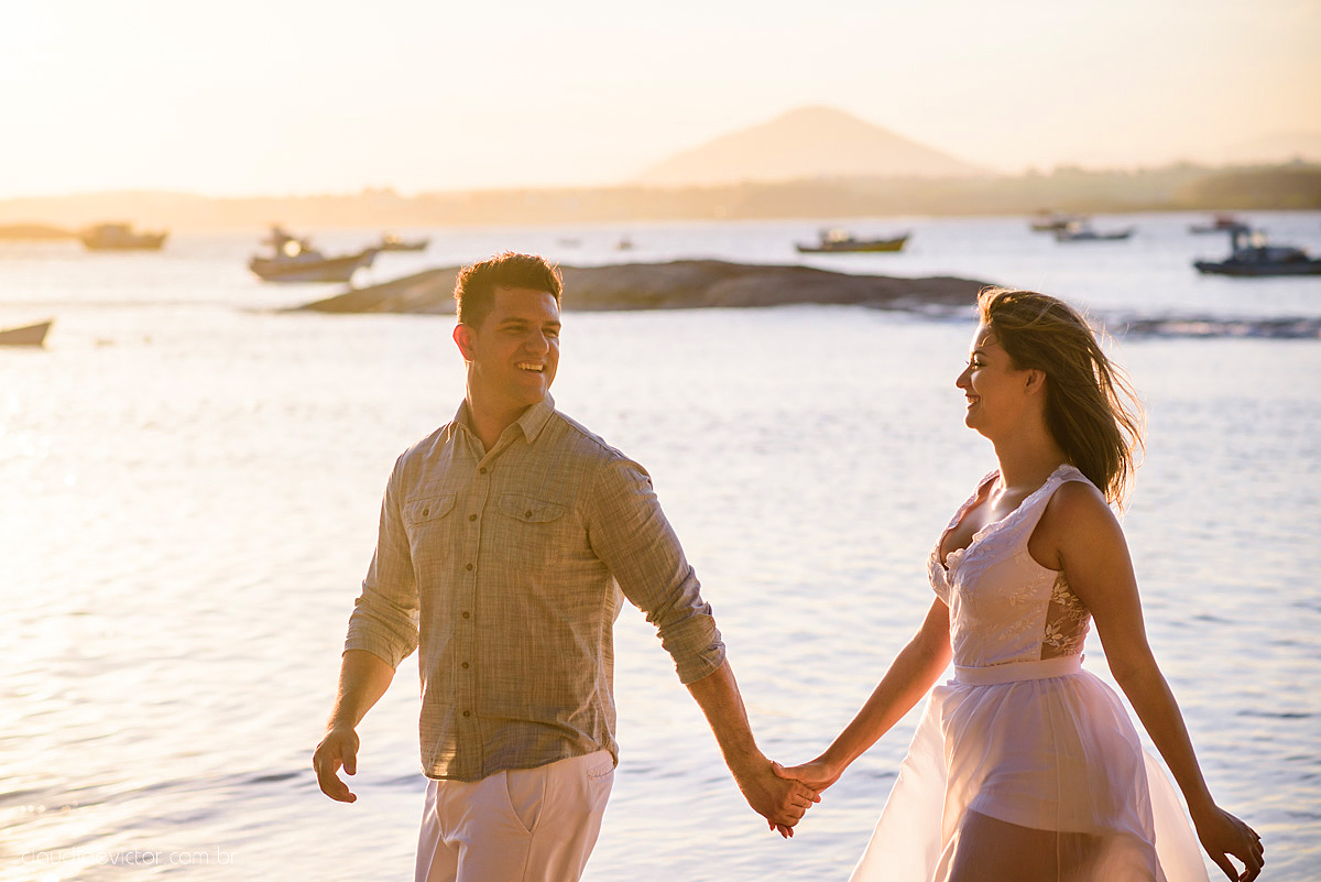 Lindo ensaio de casal em Guarapari Meaípe e Praia dos Padres feito por fotógrafos de casamento de vila velha fotógrafos de casamento de vitória fotógrafos de casamento de serra Espirito santo ES com noivo noiva e por do sol na praia