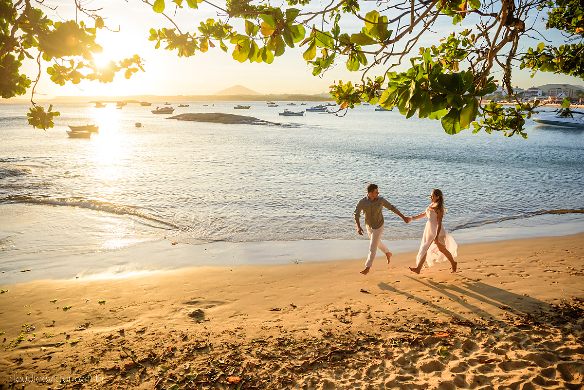 Lindo ensaio de casal em Guarapari Meaípe e Praia dos Padres feito por fotógrafos de casamento de vila velha fotógrafos de casamento de vitória fotógrafos de casamento de serra Espirito santo ES com noivo noiva e por do sol na praia