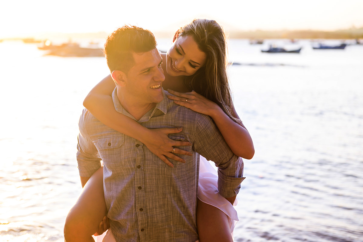 Lindo ensaio de casal em Guarapari Meaípe e Praia dos Padres feito por fotógrafos de casamento de vila velha fotógrafos de casamento de vitória fotógrafos de casamento de serra Espirito santo ES com noivo noiva e por do sol na praia