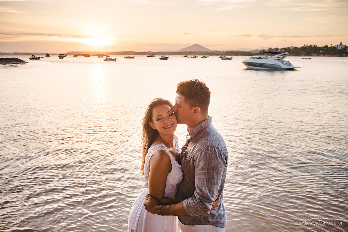 Lindo ensaio de casal em Guarapari Meaípe e Praia dos Padres feito por fotógrafos de casamento de vila velha fotógrafos de casamento de vitória fotógrafos de casamento de serra Espirito santo ES com noivo noiva e por do sol na praia