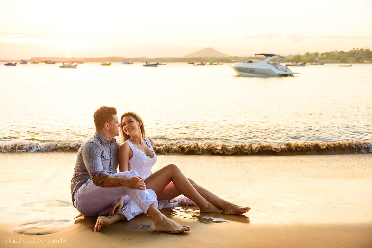 Lindo ensaio de casal em Guarapari Meaípe e Praia dos Padres feito por fotógrafos de casamento de vila velha fotógrafos de casamento de vitória fotógrafos de casamento de serra Espirito santo ES com noivo noiva e por do sol na praia