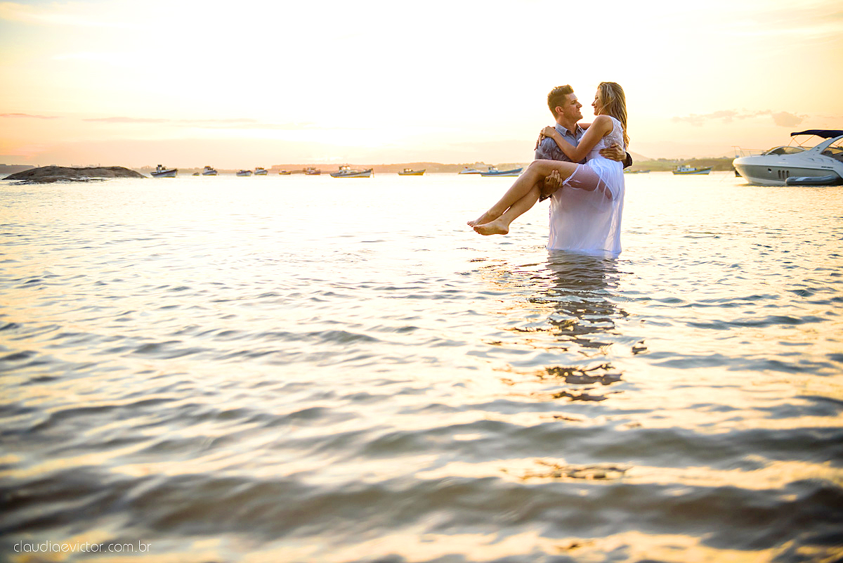 Lindo ensaio de casal em Guarapari Meaípe e Praia dos Padres feito por fotógrafos de casamento de vila velha fotógrafos de casamento de vitória fotógrafos de casamento de serra Espirito santo ES com noivo noiva e por do sol na praia