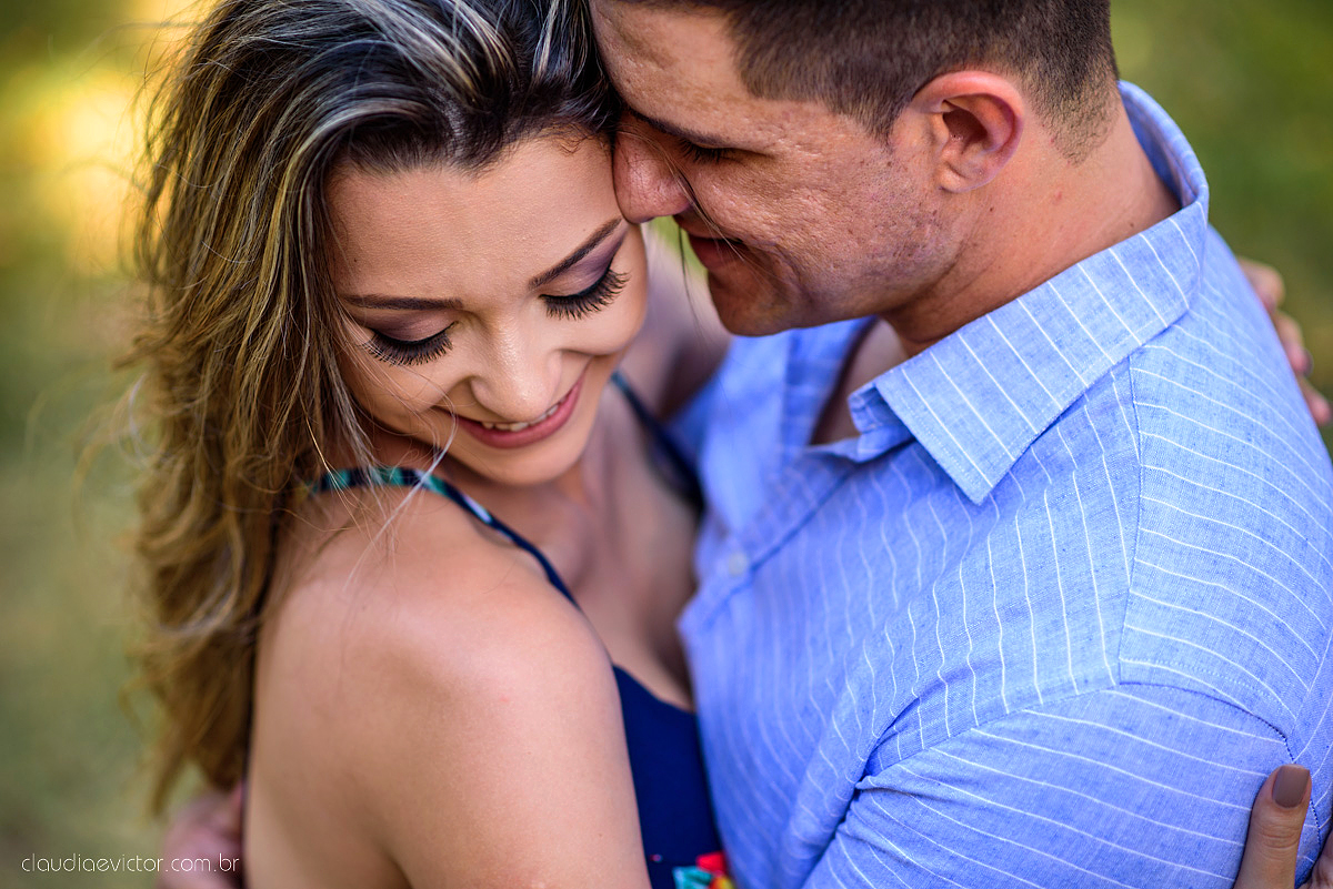 Lindo ensaio de casal em Guarapari Meaípe e Praia dos Padres feito por fotógrafos de casamento de vila velha fotógrafos de casamento de vitória fotógrafos de casamento de serra Espirito santo ES com noivo noiva e por do sol na praia