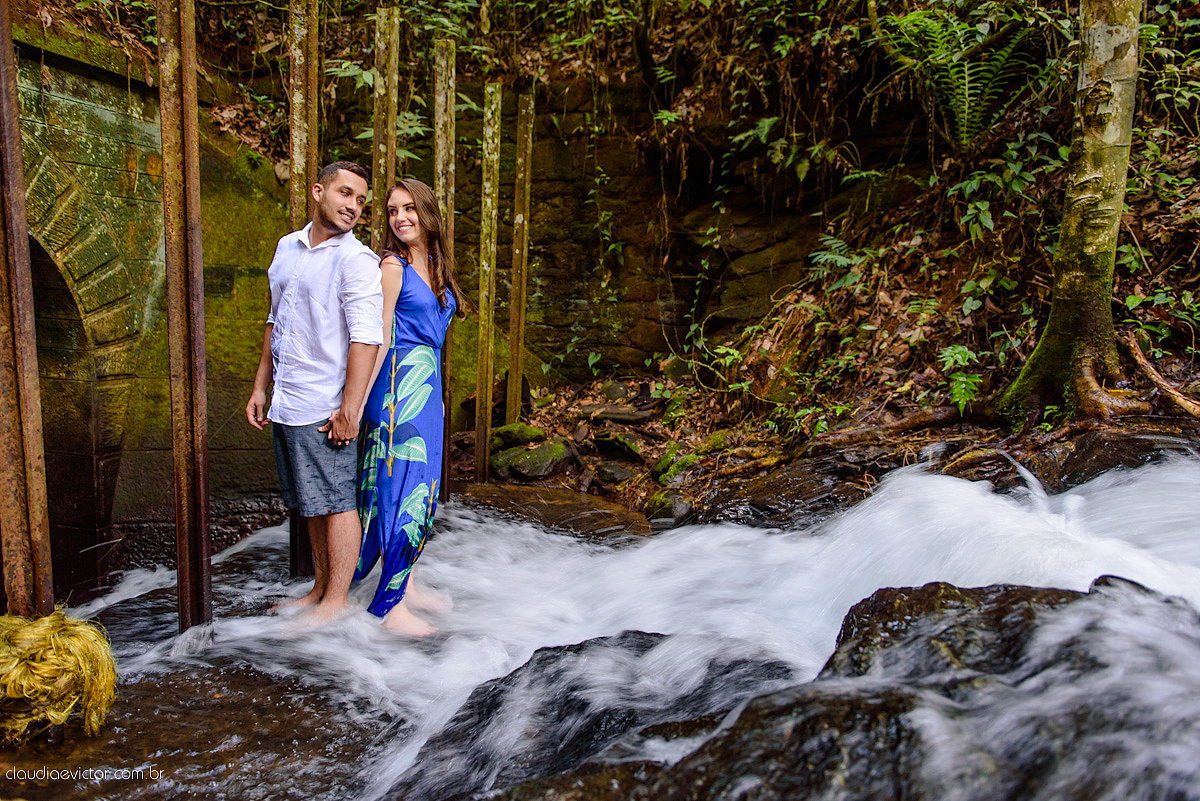 Lindo ensaio realizado em Matilde Alfredo chaves com cachoeira e linha de trem por fotógrafos de casamento de vila velha fotógrafos de casamento de vitória fotógrafos de casamento de serra espirito santo ES com noivo noiva e ukulelê