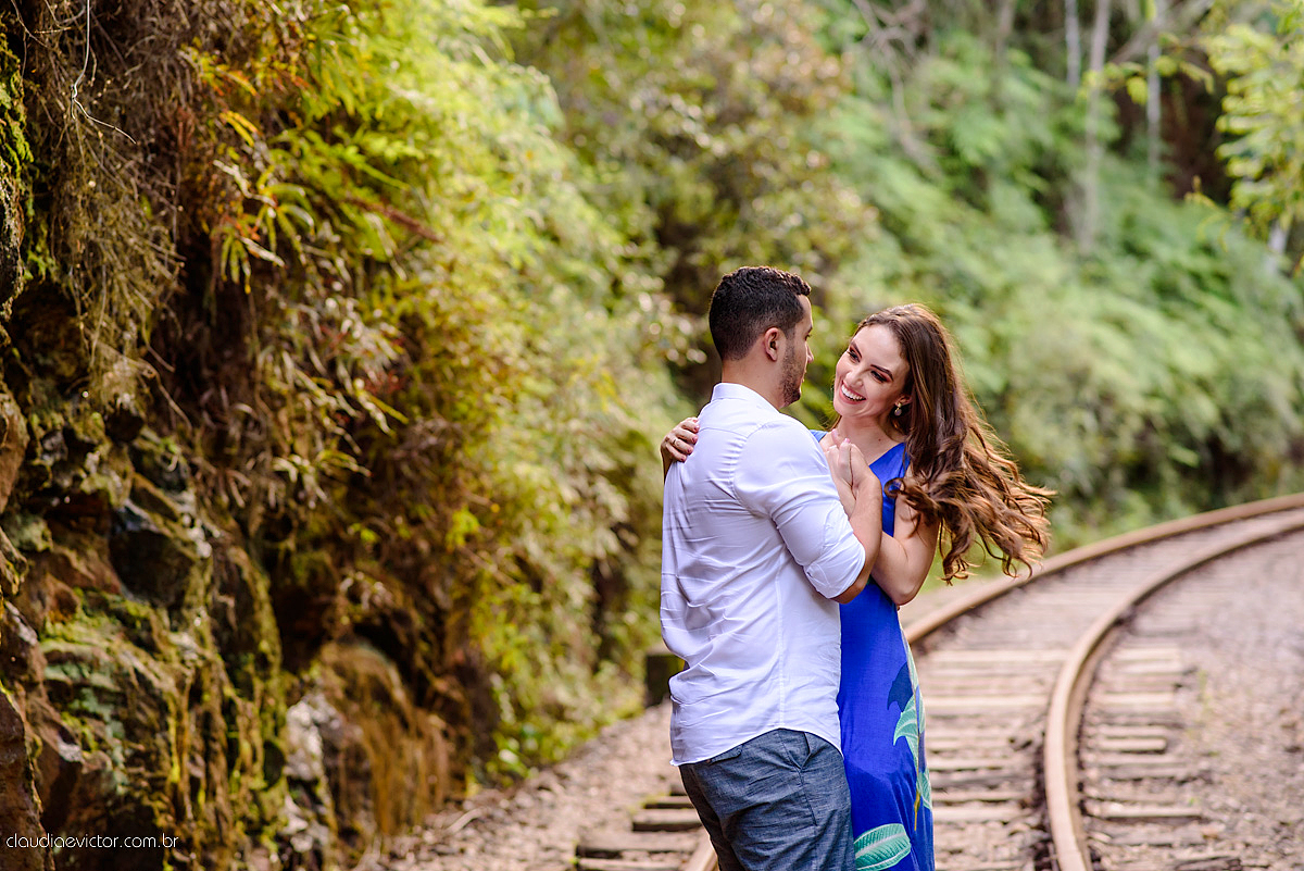 Lindo ensaio realizado em Matilde Alfredo chaves com cachoeira e linha de trem por fotógrafos de casamento de vila velha fotógrafos de casamento de vitória fotógrafos de casamento de serra espirito santo ES com noivo noiva e ukulelê