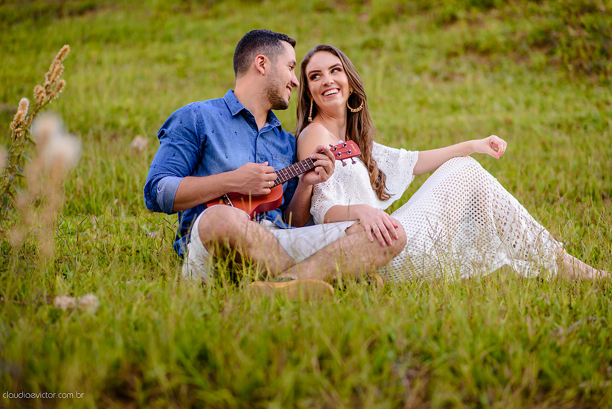 Lindo ensaio realizado em Matilde Alfredo chaves com cachoeira e linha de trem por fotógrafos de casamento de vila velha fotógrafos de casamento de vitória fotógrafos de casamento de serra espirito santo ES com noivo noiva e ukulelê