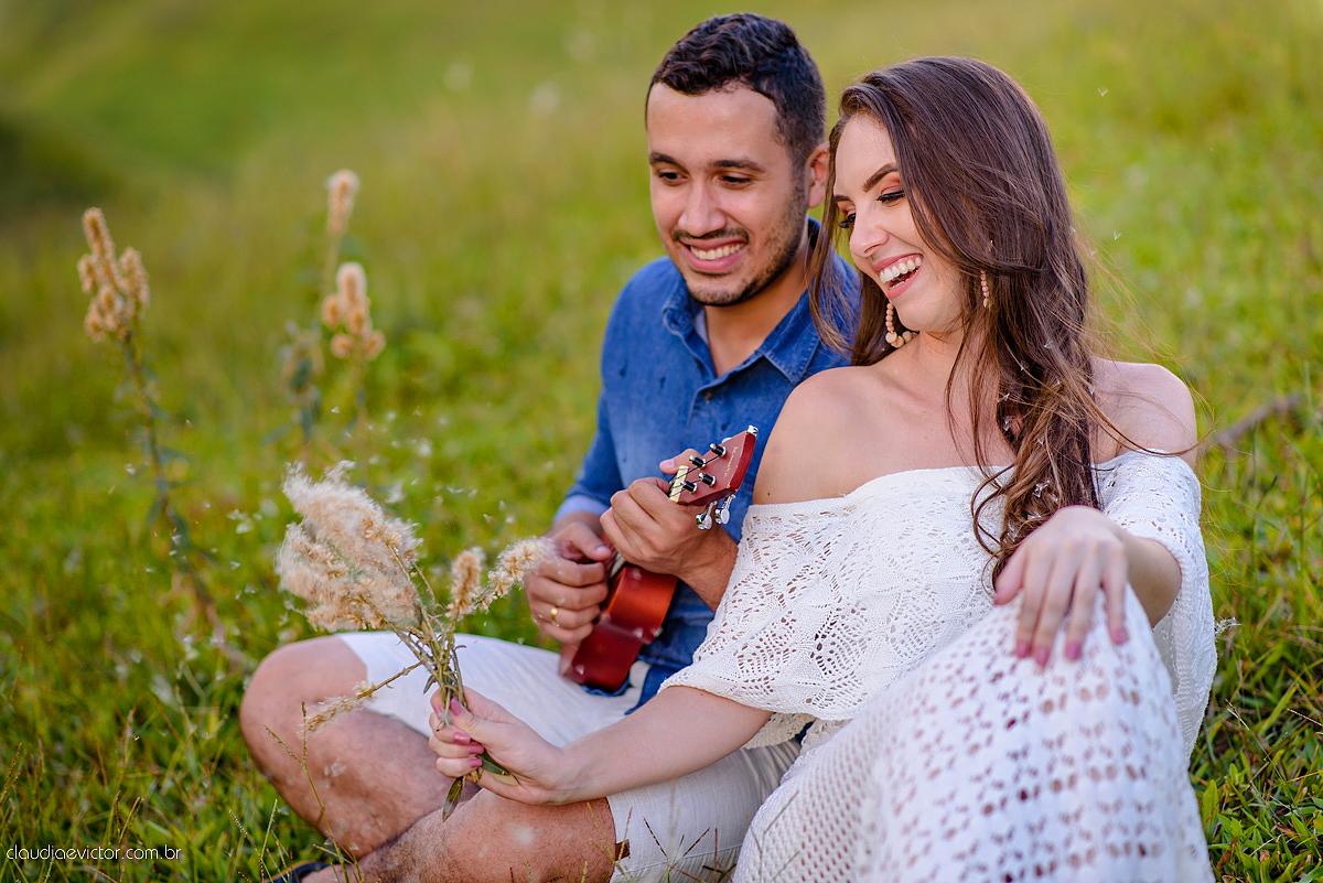 Lindo ensaio realizado em Matilde Alfredo chaves com cachoeira e linha de trem por fotógrafos de casamento de vila velha fotógrafos de casamento de vitória fotógrafos de casamento de serra espirito santo ES com noivo noiva e ukulelê