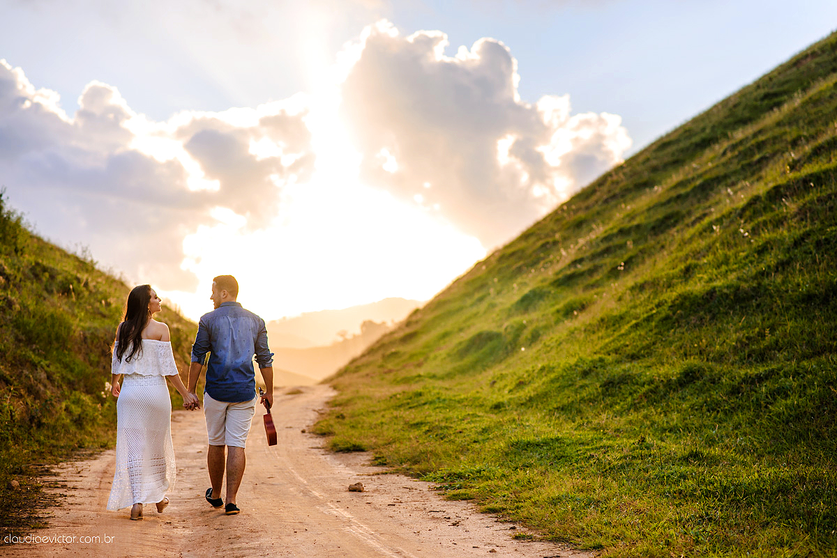 Lindo ensaio realizado em Matilde Alfredo chaves com cachoeira e linha de trem por fotógrafos de casamento de vila velha fotógrafos de casamento de vitória fotógrafos de casamento de serra espirito santo ES com noivo noiva e ukulelê