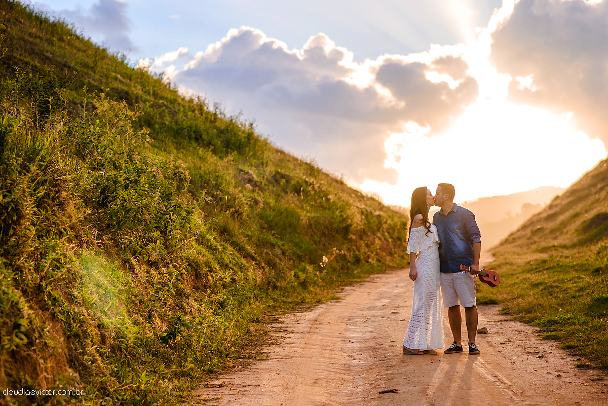 Lindo ensaio realizado em Matilde Alfredo chaves com cachoeira e linha de trem por fotógrafos de casamento de vila velha fotógrafos de casamento de vitória fotógrafos de casamento de serra espirito santo ES com noivo noiva e ukulelê