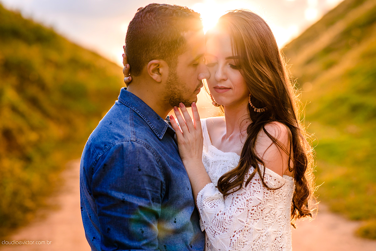 Lindo ensaio realizado em Matilde Alfredo chaves com cachoeira e linha de trem por fotógrafos de casamento de vila velha fotógrafos de casamento de vitória fotógrafos de casamento de serra espirito santo ES com noivo noiva e ukulelê
