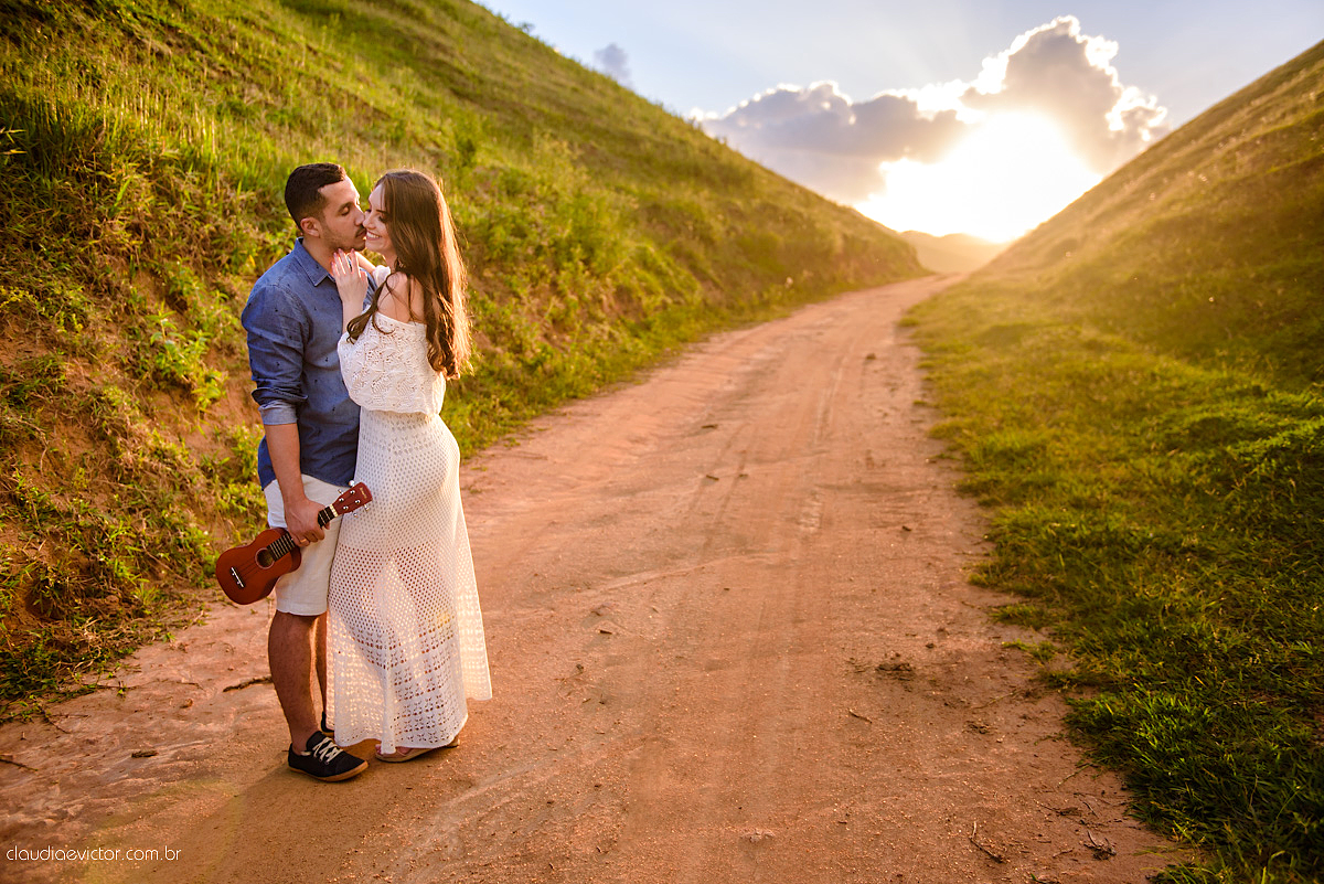 Lindo ensaio realizado em Matilde Alfredo chaves com cachoeira e linha de trem por fotógrafos de casamento de vila velha fotógrafos de casamento de vitória fotógrafos de casamento de serra espirito santo ES com noivo noiva e ukulelê