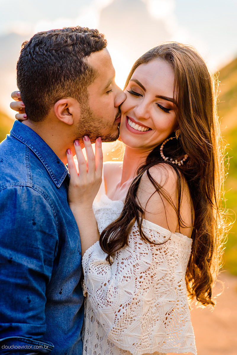 Lindo ensaio realizado em Matilde Alfredo chaves com cachoeira e linha de trem por fotógrafos de casamento de vila velha fotógrafos de casamento de vitória fotógrafos de casamento de serra espirito santo ES com noivo noiva e ukulelê