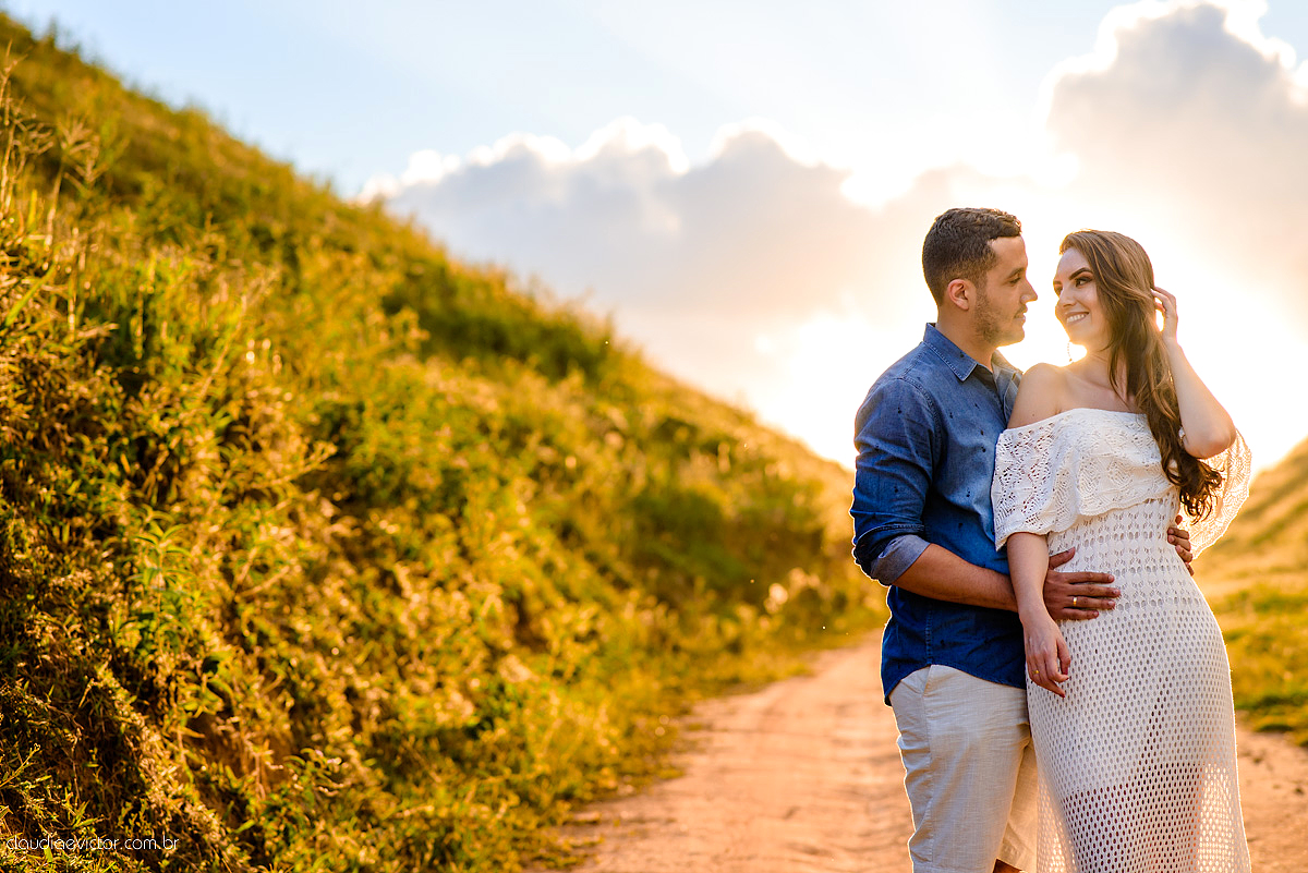 Lindo ensaio realizado em Matilde Alfredo chaves com cachoeira e linha de trem por fotógrafos de casamento de vila velha fotógrafos de casamento de vitória fotógrafos de casamento de serra espirito santo ES com noivo noiva e ukulelê