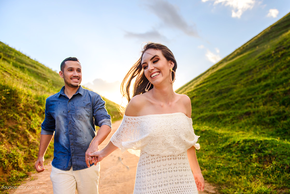 Lindo ensaio realizado em Matilde Alfredo chaves com cachoeira e linha de trem por fotógrafos de casamento de vila velha fotógrafos de casamento de vitória fotógrafos de casamento de serra espirito santo ES com noivo noiva e ukulelê