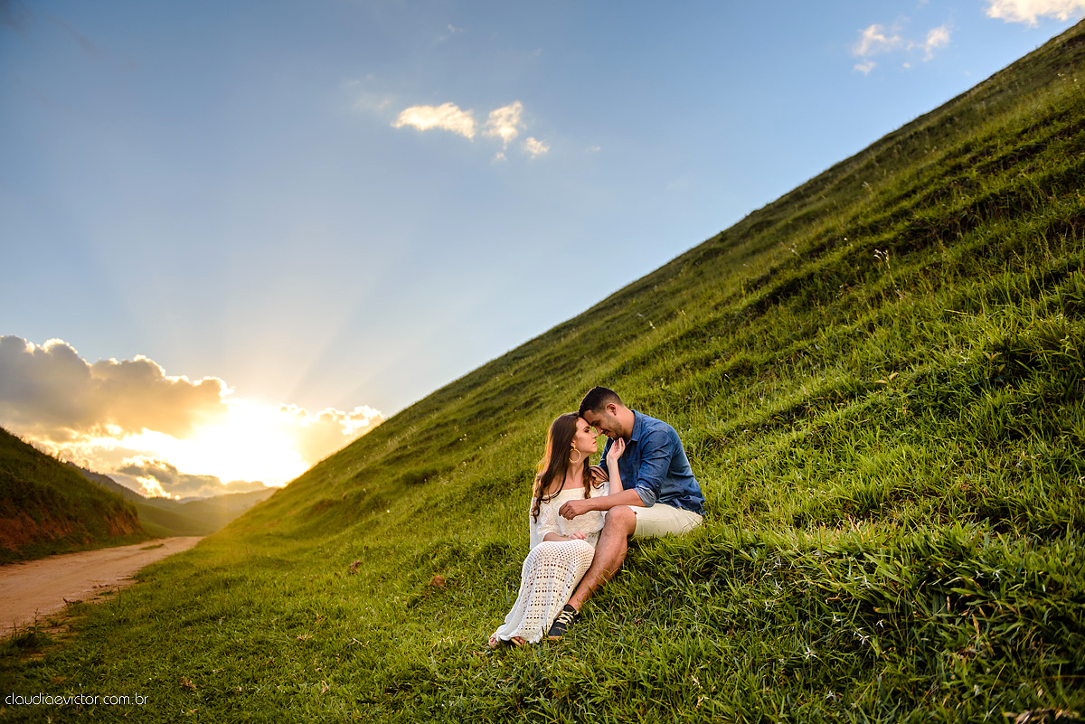 Lindo ensaio realizado em Matilde Alfredo chaves com cachoeira e linha de trem por fotógrafos de casamento de vila velha fotógrafos de casamento de vitória fotógrafos de casamento de serra espirito santo ES com noivo noiva e ukulelê