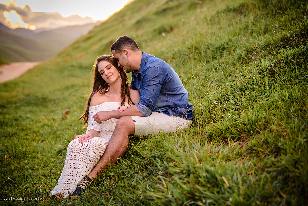 Lindo ensaio realizado em Matilde Alfredo chaves com cachoeira e linha de trem por fotógrafos de casamento de vila velha fotógrafos de casamento de vitória fotógrafos de casamento de serra espirito santo ES com noivo noiva e ukulelê