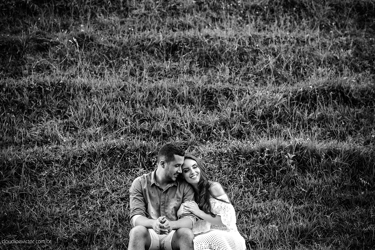 Lindo ensaio realizado em Matilde Alfredo chaves com cachoeira e linha de trem por fotógrafos de casamento de vila velha fotógrafos de casamento de vitória fotógrafos de casamento de serra espirito santo ES com noivo noiva e ukulelê