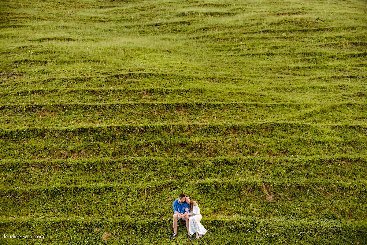 Lindo ensaio realizado em Matilde Alfredo chaves com cachoeira e linha de trem por fotógrafos de casamento de vila velha fotógrafos de casamento de vitória fotógrafos de casamento de serra espirito santo ES com noivo noiva e ukulelê