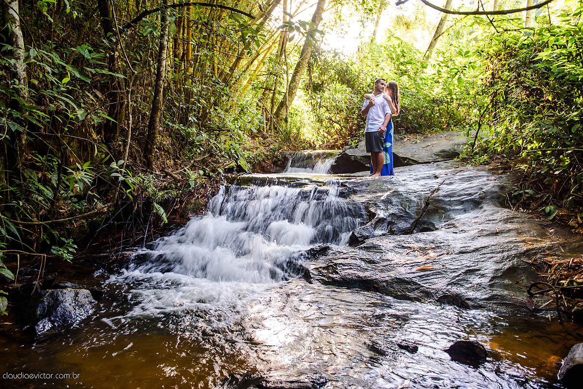 Lindo ensaio realizado em Matilde Alfredo chaves com cachoeira e linha de trem por fotógrafos de casamento de vila velha fotógrafos de casamento de vitória fotógrafos de casamento de serra espirito santo ES com noivo noiva e ukulelê