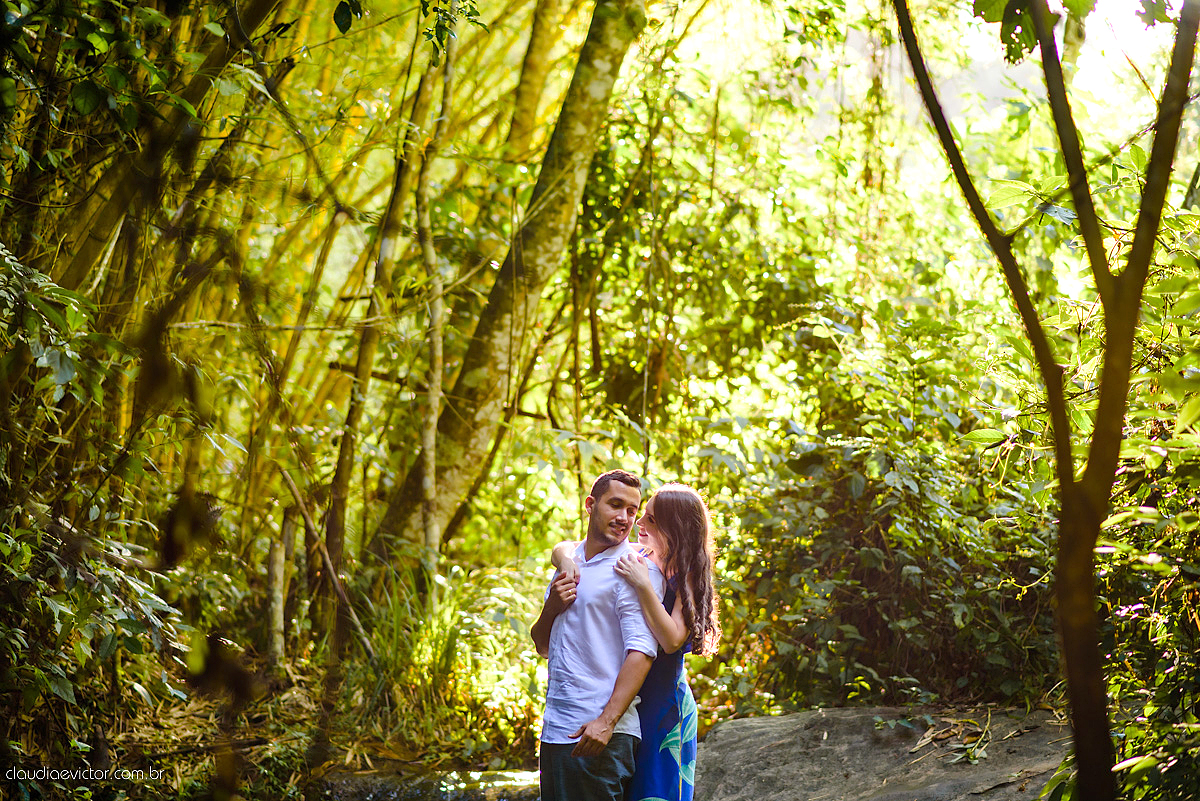 Lindo ensaio realizado em Matilde Alfredo chaves com cachoeira e linha de trem por fotógrafos de casamento de vila velha fotógrafos de casamento de vitória fotógrafos de casamento de serra espirito santo ES com noivo noiva e ukulelê