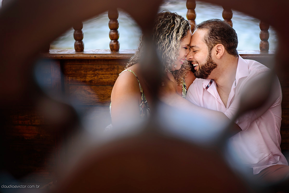 Lindo ensaio de fotógrafos realizado por fotógrafos de casamento de vila velha fotógrafos de casamento de vitória fotógrafos de casamento de serra espirito santo ES com noivo noiva por do sol praia e câmeras NIKON
