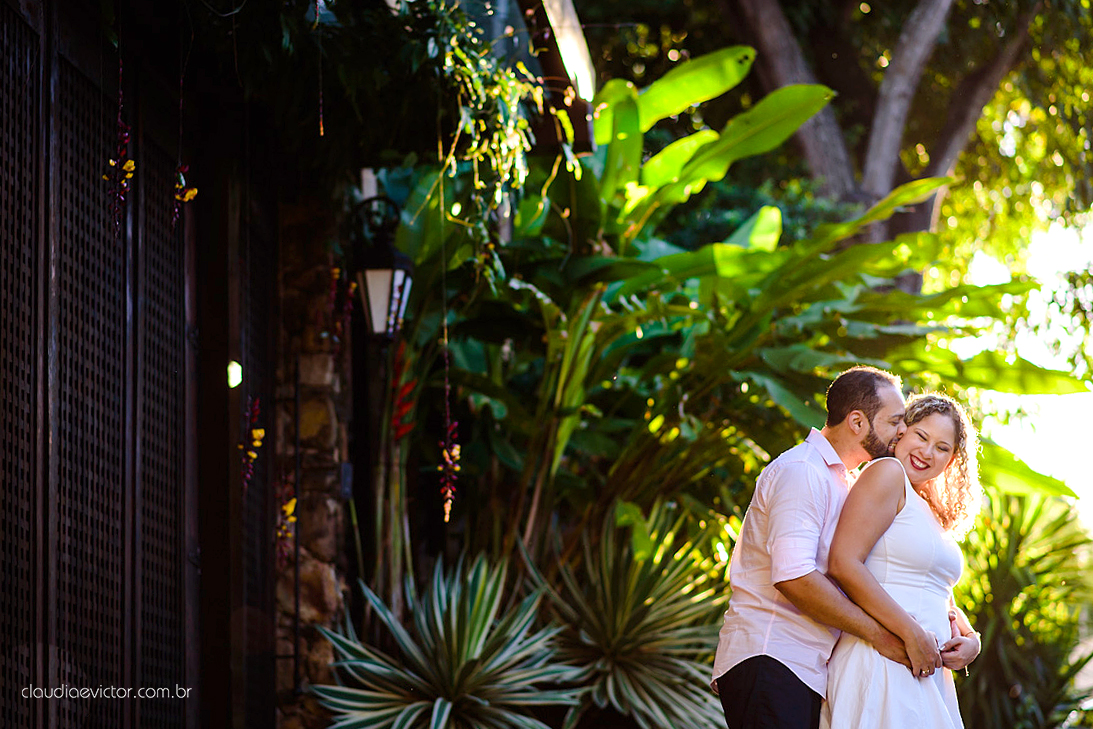 Lindo ensaio de fotógrafos realizado por fotógrafos de casamento de vila velha fotógrafos de casamento de vitória fotógrafos de casamento de serra espirito santo ES com noivo noiva por do sol praia e câmeras NIKON