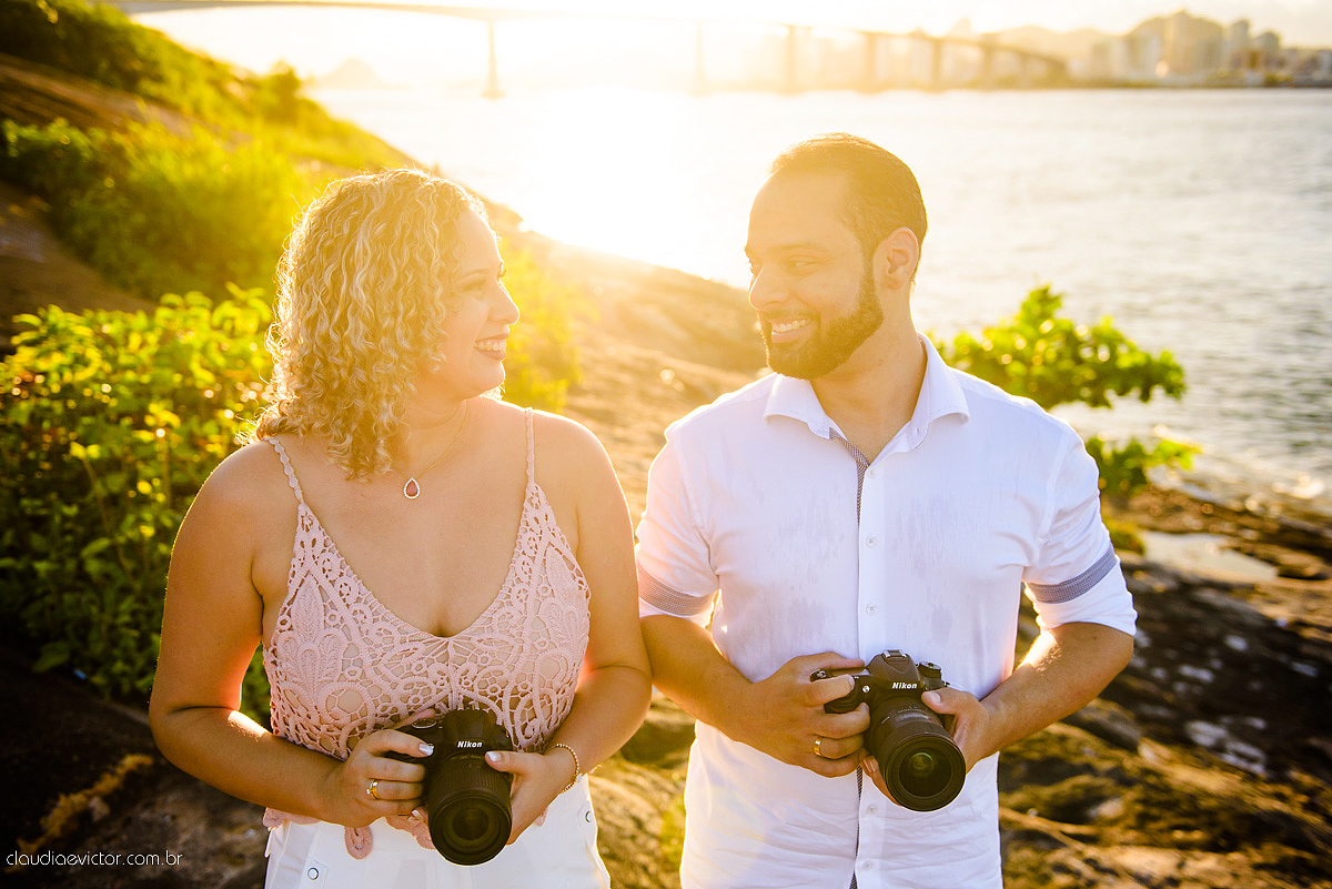 Lindo ensaio de fotógrafos realizado por fotógrafos de casamento de vila velha fotógrafos de casamento de vitória fotógrafos de casamento de serra espirito santo ES com noivo noiva por do sol praia e câmeras NIKON