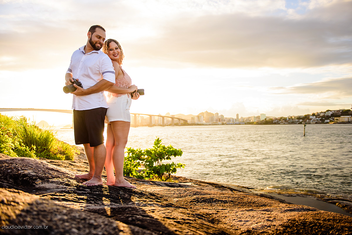 Lindo ensaio de fotógrafos realizado por fotógrafos de casamento de vila velha fotógrafos de casamento de vitória fotógrafos de casamento de serra espirito santo ES com noivo noiva por do sol praia e câmeras NIKON