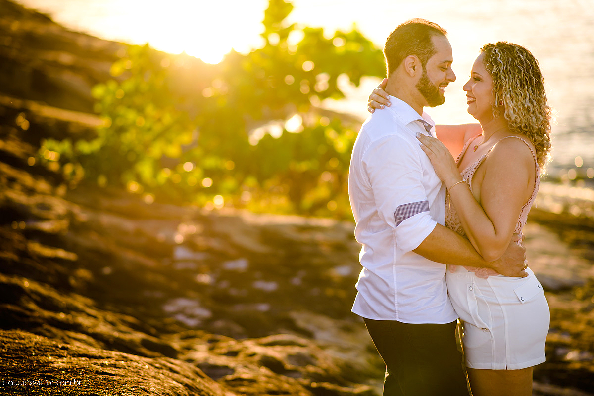 Lindo ensaio de fotógrafos realizado por fotógrafos de casamento de vila velha fotógrafos de casamento de vitória fotógrafos de casamento de serra espirito santo ES com noivo noiva por do sol praia e câmeras NIKON