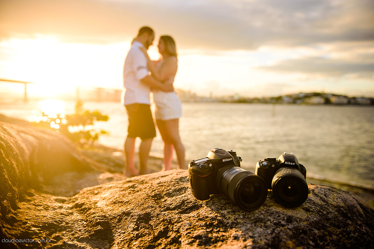 Lindo ensaio de fotógrafos realizado por fotógrafos de casamento de vila velha fotógrafos de casamento de vitória fotógrafos de casamento de serra espirito santo ES com noivo noiva por do sol praia e câmeras NIKON