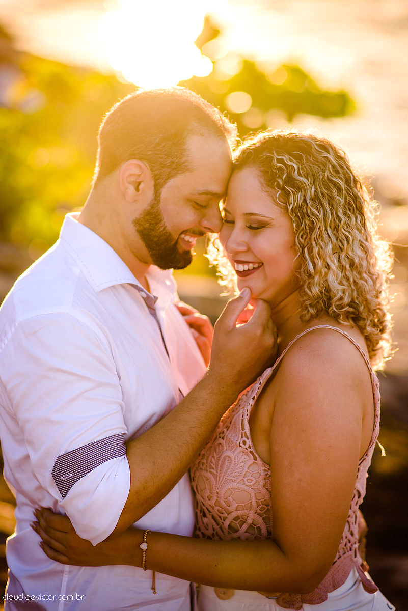 Lindo ensaio de fotógrafos realizado por fotógrafos de casamento de vila velha fotógrafos de casamento de vitória fotógrafos de casamento de serra espirito santo ES com noivo noiva por do sol praia e câmeras NIKON
